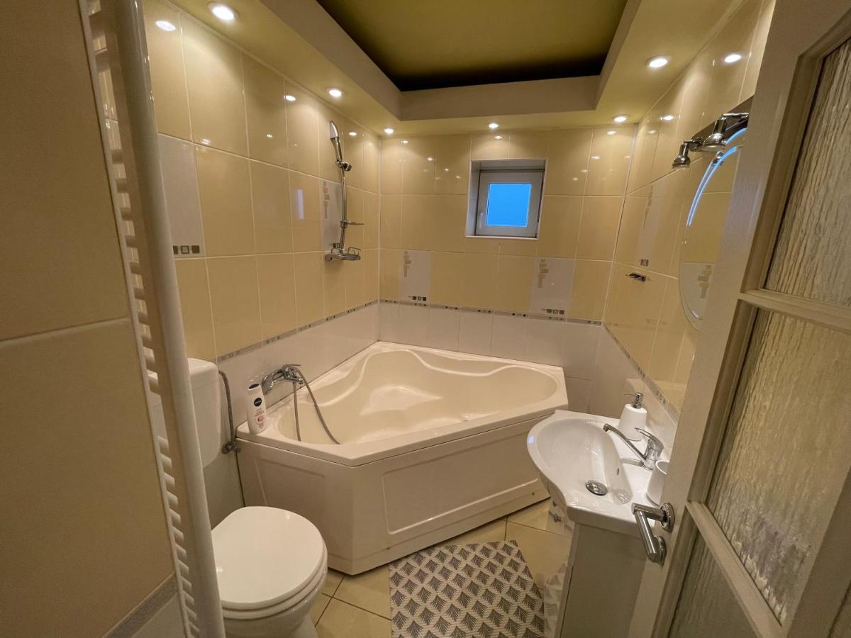 Lovely 3 Bedrooms Apartament Орадя Экстерьер фото